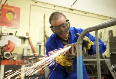 homme travaillant la soudure