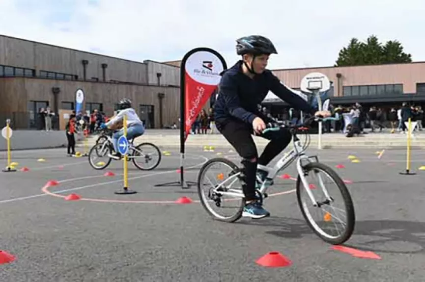 collégien à vélo