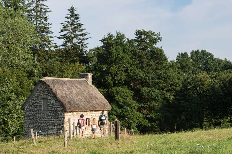 Photo du parc de la Higourdais avec une maisonnette 