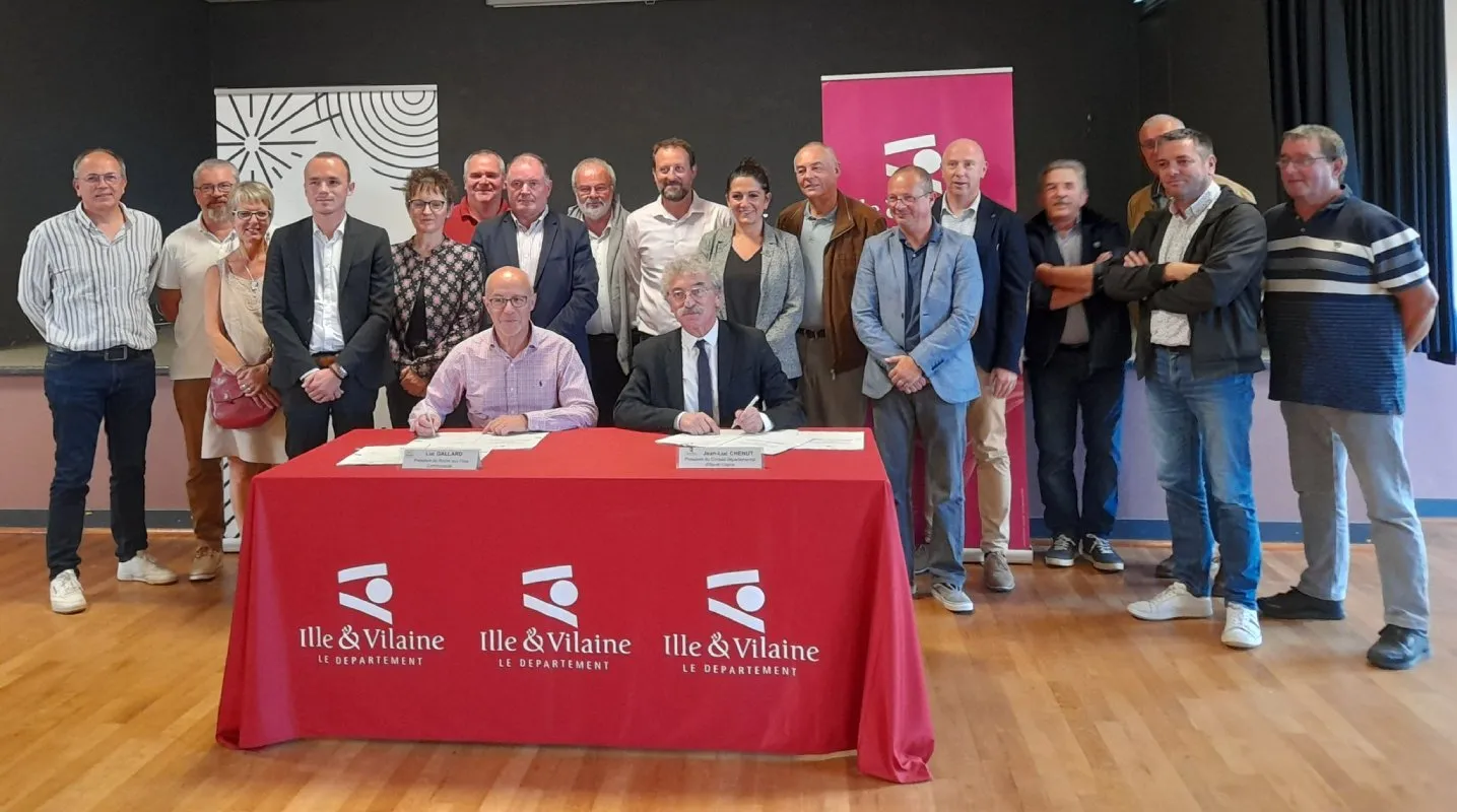 Signature du contrat départemental de solidarité territoriale entre Roche aux Fées Communauté et le Département